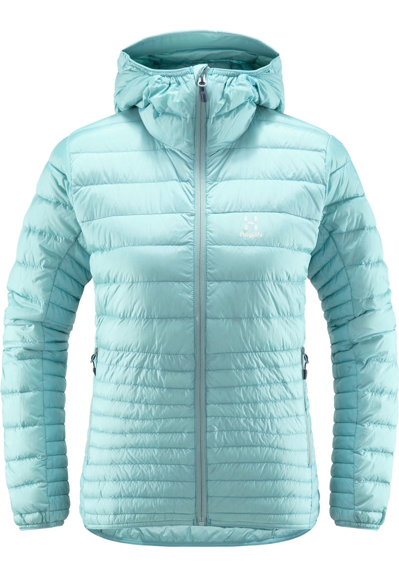 Chaqueta aislante de color azul claro con capucha, que cuenta con baffles para mayor calor, cierre frontal con cremallera y bolsillos laterales. Textura de tela suave y brillante.