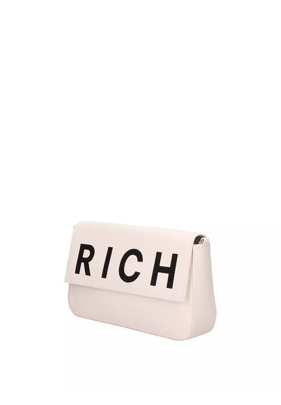 Borsa in pelle crema con chiusura a patta, caratterizzata da audace scritta nera "RICH" sul davanti. Texture liscia, forma rettangolare.
