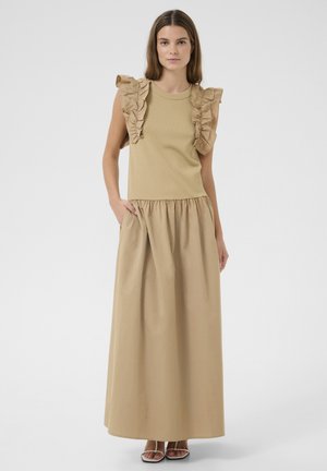Abito beige con top aderente e maniche a volant, vita arricciata e gonna lunga e fluente. Texture liscia e design semplice.