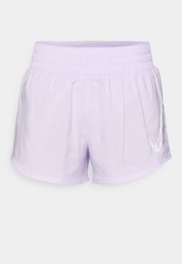 Laventelinväriset urheilushortsit, joissa on joustava vyötärönauha ja valkoinen logo sivussa. Sileä, kevyt kangas ja rento istuvuus.