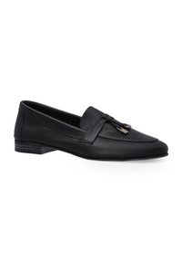 Schwarze Lederloafer mit niedrigem Absatz, ausgestattet mit einem dekorativen Riemen über dem Spann und Metallelementen. Glatte Textur über die gesamte Fläche.