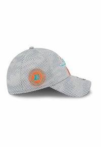 Hellgraue, strukturierte Baseballkappe mit dem Logo der Miami Dolphins auf der Vorderseite und einem orangefarbenen runden Patch mit "A" an der Seite.