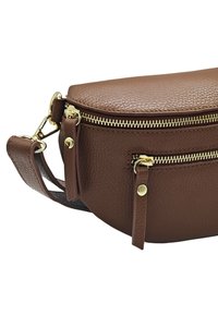 Sac en cuir texturé marron avec des zips dorés, une forme incurvée et une bandoulière ajustable dotée de quincaillerie en métal et de deux compartiments zippés.
