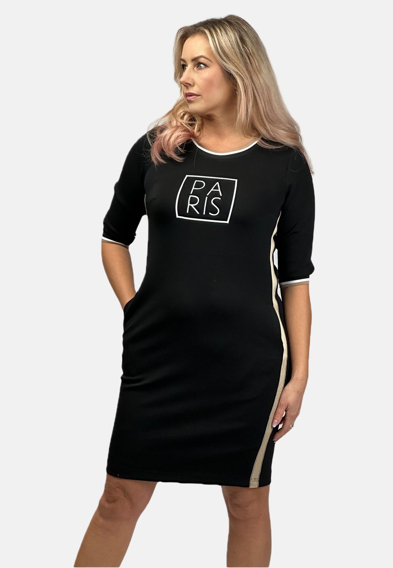 Schwarzes Kleid mit kurzen Ärmeln, das ein weißes "PARIS"-Logo in einem Quadrat und einen goldenen Akzentstreifen an den Seiten aufweist. Weicher Stoff, Taschen vorhanden.
