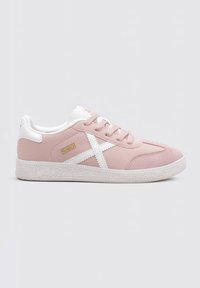 Sneaker rosa realizzato con materiali lisci e testurizzati, caratterizzato da accenti bianchi e una linguetta testurizzata. Suola in gomma con battistrada e dettagli del logo.
