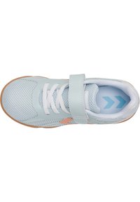 Baskets bleu clair avec un design en maille, dotées d'une semelle en caoutchouc, de lacets blancs et d'une sangle sur le coup de pied. Accents roses subtils présents.