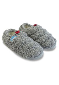 Zapatillas de casa grises y peludas con una textura suave y desaliñada, que presentan una suela gris sólida y acentos rojos en la parte frontal. Logo de la marca en azul.