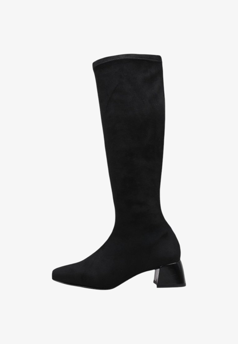 Black knee-high boot made of smooth suede. Features a square toe and a chunky, glossy heel for stability and modern design.