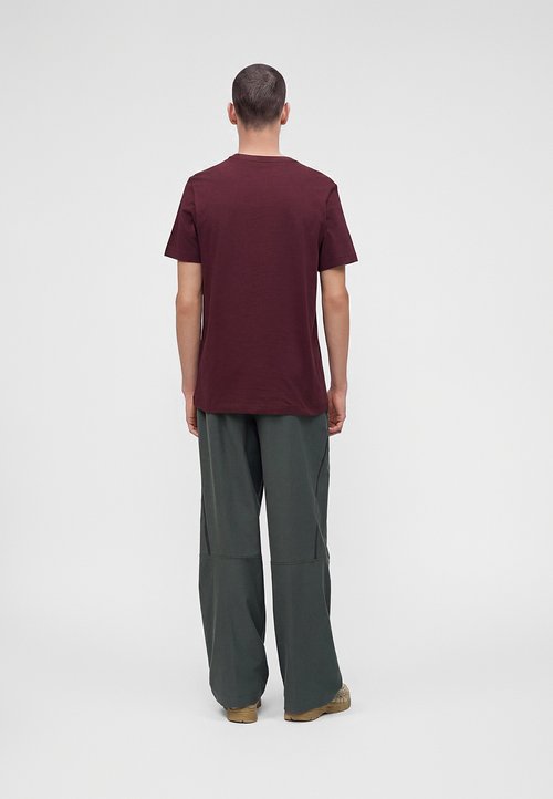 Nike CLUB TEE - Camiseta básica - burgundy crush/metallic gold-coloured — photo 3