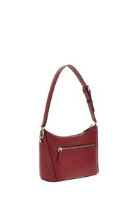 Petit sac à main en cuir rouge avec bandoulière réglable et poche zippered à l'avant sur fond blanc.