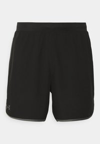 Pantalones cortos deportivos negros hechos de tela ligera. Presentan una cinturilla elástica, costuras planas y acentos reflectantes. Logo de Under Armour exhibido.