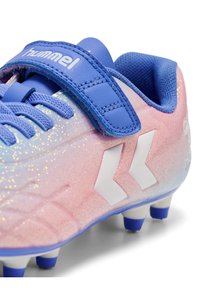 Fußballschuh mit Farbverlauf von Lila zu Pink und schimmerndem Finish, weißen Logo-Akzenten und einem blauen verstellbaren Riemen, ausgestattet mit Kunststoffstollen.