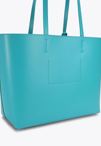 Duża turkusowa torba tote wykonana z gładkiej sztucznej skóry. Posiada dwie solidne rączki i subtelne przeszycia. Otwarty design bez dodatkowych kieszeni.