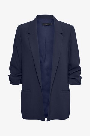 Blazer azul marino fabricado con una tela suave. Presenta un collar muesca, frente abierto, mangas enrolladas y dos bolsillos frontales. Diseño sencillo.