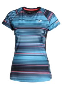 Camiseta atlética de rayas azules y negras con mangas cortas, que presenta un cuello redondo, paneles de malla y un pequeño logo en la parte frontal.