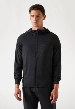 Zwarte ritssluiting hoodie-jack met raglanmouwen, gemaakt van lichtgewicht stof; voorzien van een logo en zijzakken, ontworpen voor actieve kleding.