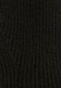 Fekete kötött anyag, texturált bordázott mintázattal, amely puha szálakat és egységes megjelenést mutat.