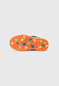 Sål av oransje gummi med heksagonale mønstre; har blå, grønn og gul aksenter og et design av en gecko.