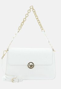 Weiße Kunstleder-Handtasche mit einem goldenen Kettenriemen und einem runden goldenen Logo-Verschluss. Sie hat eine glatte Textur und eine rechteckige Form.