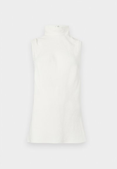 Varrukateta valge kaelusega topp, mis on valmistatud pehmest kangast. Omaduseks on kõrge krae ja kergelt lehviva äärega lõige, millel puuduvad nähtavad mustrid või kaunistused.