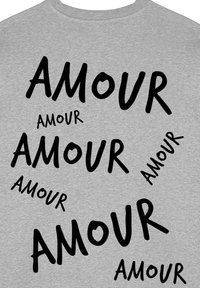 Felpa grigia con testo nero della parola "AMOUR" in diverse dimensioni e orientamenti su tutto il design.