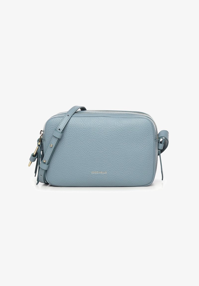 Borsa a tracolla in pelle azzurro chiaro con finitura testurizzata, dettagli in oro, chiusura con cerniera e tracolla regolabile. Dimensionata per contenere l'essenziale.