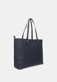 Bolso tote azul marino fabricado en cuero texturizado con un patrón de logotipo en relieve, que presenta dos asas largas y detalles de hardware en tono dorado.