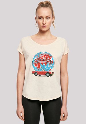 Helles beiges T-Shirt mit kurzen Ärmeln, das ein farbenfrohes Motiv eines Globus und eines roten Autos zeigt, mit einem runden Halsausschnitt und lockerer Passform.