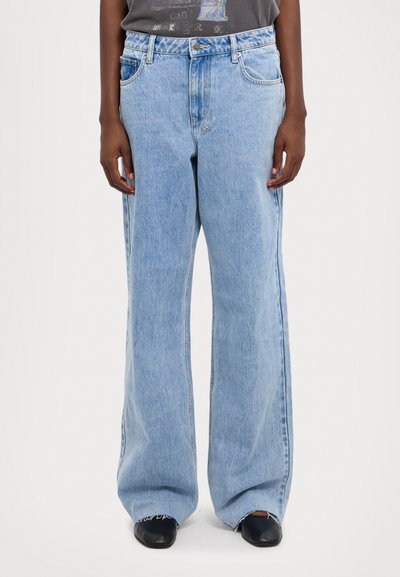 Vaqueros anchos de color azul claro, confeccionados en denim, con un diseño clásico de cinco bolsillos, cintura alta y un ligero desgaste en toda la prenda.