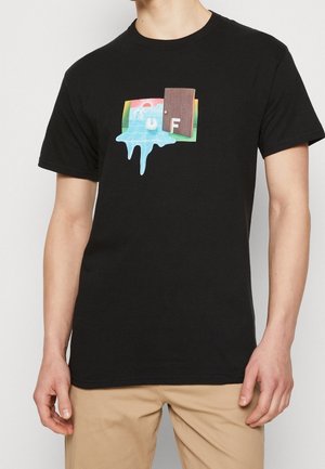 Czarny bawełniany t-shirt z kolorową grafiką przedstawiającą topniejącą niebieską ciecz, drzwi oraz litery "UF" z przodu. Krótkie rękawy, okrągły dekolt.
