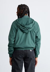 Nike Sportswear SPORTSWEAR CLASSIC WOVENS - Vetrovka - vintage green/white