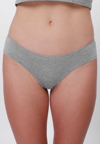 Chiloti hipster gri din bumbac cu talie înaltă, textură moale, cusături fine și fără modele sau accente vizibile de accesorii.