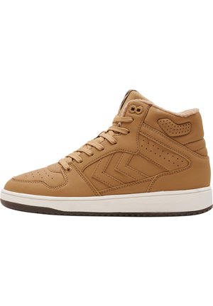 Baskets montantes tan en cuir, avec des accents perforés, un col rembourré, un système de laçage à l'avant et une semelle en caoutchouc blanche.