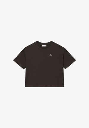 Camiseta corta de color marrón oscuro hecha de algodón, con cuello redondo y mangas cortas, y un pequeño logotipo bordado en el lado izquierdo del pecho.