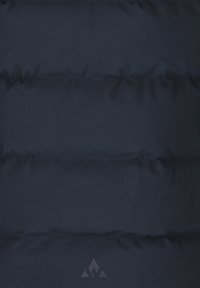 Marineblaue Steppjacke mit horizontalen Steppnähten, aus glattem, mattem Stoff, mit einem dezenten Dreieckslogo am unteren Ende.