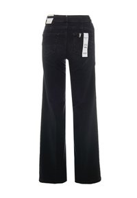 Jeans in denim nero a gamba larga con vita alta, dotati di due tasche posteriori e due etichette attaccate per informazioni su taglia e cura.