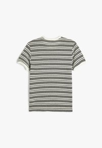 Camiseta de manga corta en tejido de punto, con rayas horizontales en blanco y negro. Cuello redondo con textura sutil y ribete acanalado.