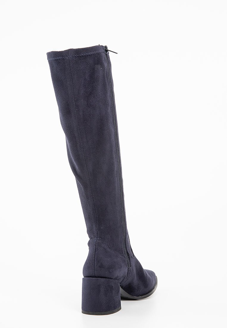 Knöchelhohe, marineblaue Wildlederstiefel mit Blockabsatz, seitlichem Reißverschluss und glatter Oberfläche. Klarer Entwurf ohne sichtbare Muster oder Akzente.