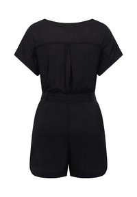 Svart linne jumpsuit med vid halsringning, korta ärmar och en figursydd midja. Bakre veckdetalj ger dimension.