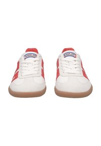 Weiße Sneakers mit roten Akzenten, geschwungenem Design, strukturiertem Stoff, Schnürverschluss und Sohle aus Gummi. Branding auf der Zunge in Blau.