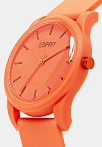 Orangene Silikon-Uhr mit rundem Gehäuse, minimalistischen Stundenmarkierungen und Esprit-Logo auf dem Zifferblatt. Glatte Textur und schlankes Design.