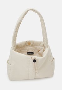 Sac d'épaule beige matelassé de forme arrondie, doté d'une fermeture à cordon, de ferrures dorées et d'une petite poche intérieure zippée.