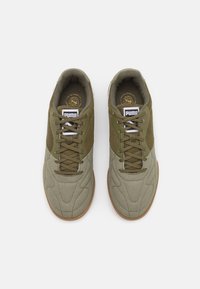 Puma KING TOP IT - Beltéri futballcipő - olive drab/white/gold