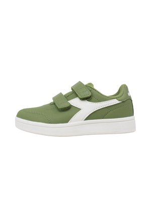 Scarpa da ginnastica verde con due cinturini in velcro, suola bianca e logo laterale bianco, vista dal lato esterno.