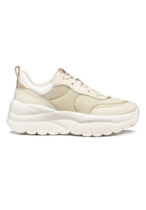 Baskets beige et blanches épaisses avec des panneaux en mesh et en cuir, semelle épaisse amortie, fermeture à lacets et languette au talon, vues de profil.