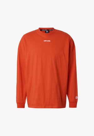 Chemise orange à manches longues avec logo "eckō unltd." sur la poitrine et un logo plus petit près du poignet gauche, col rond, coupe décontractée.