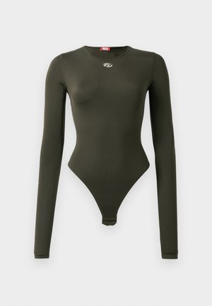 Pikkade varrukatega bodi oliivrohelises värvis, valmistatud venivast kangast. Omab ümmargust kaelust ja stringita tagumist osa, millel on väike metallist logo detail.