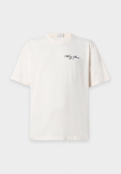 Λευκό κοντομάνικο T-shirt με μικρό μαύρο κείμενο με πλάγια γραφή "Filling Pieces" στο πάνω αριστερό μέρος του στήθους, εμφανίζεται σε απλό ανοιχτό φόντο.