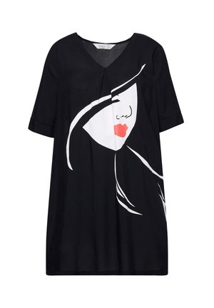 Robe noire à manches courtes avec un col en V, une grande illustration de visage blanc sur le devant et des accents de lèvres rouges. Fabriquée en tissu doux.
