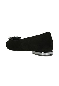 Scarpa flat nera in suede con tacco basso bordato d'argento e fibbia decorativa con strass sulla punta.